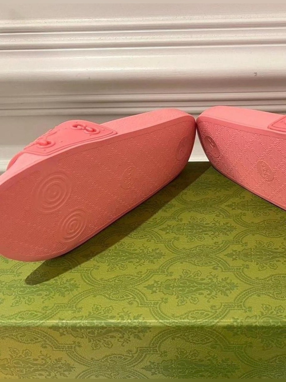 100% Authentic Gucci Coral Pink Rubber Slide Sandals - Picture 4 of 4